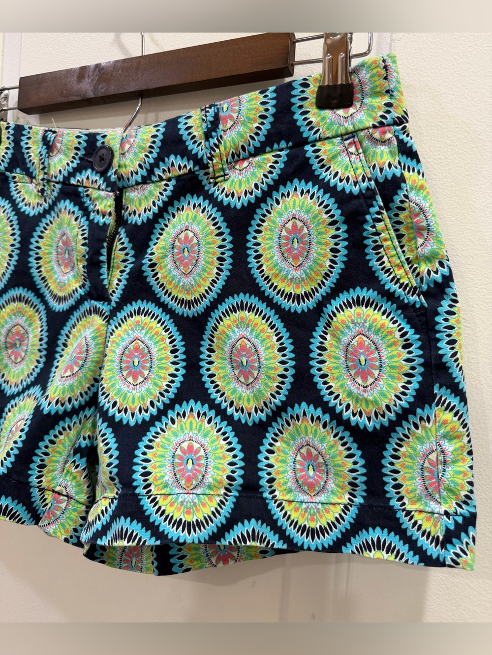 crown & ivy Geometric Starburst Shorts Size 2P - Picture 4 of 12